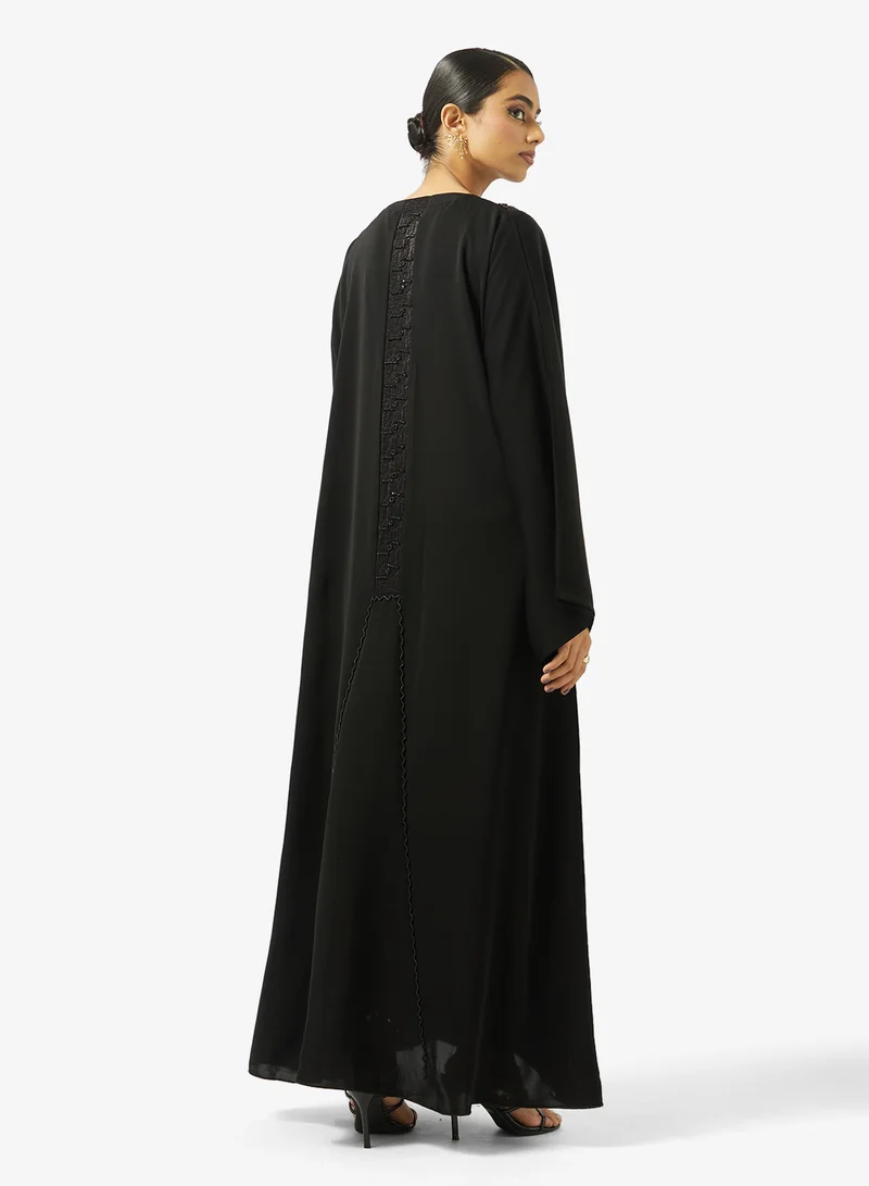 هيا كلوزيت عباية مفتوحة مزينة بياقة على شكل حرف